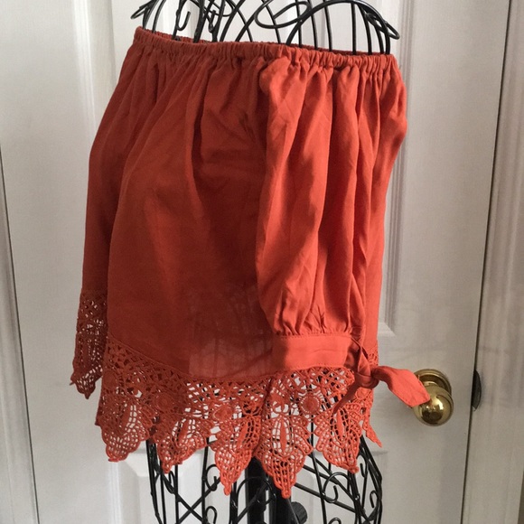 Off-shoulder Crochet Blouse - Picture 6 of 7